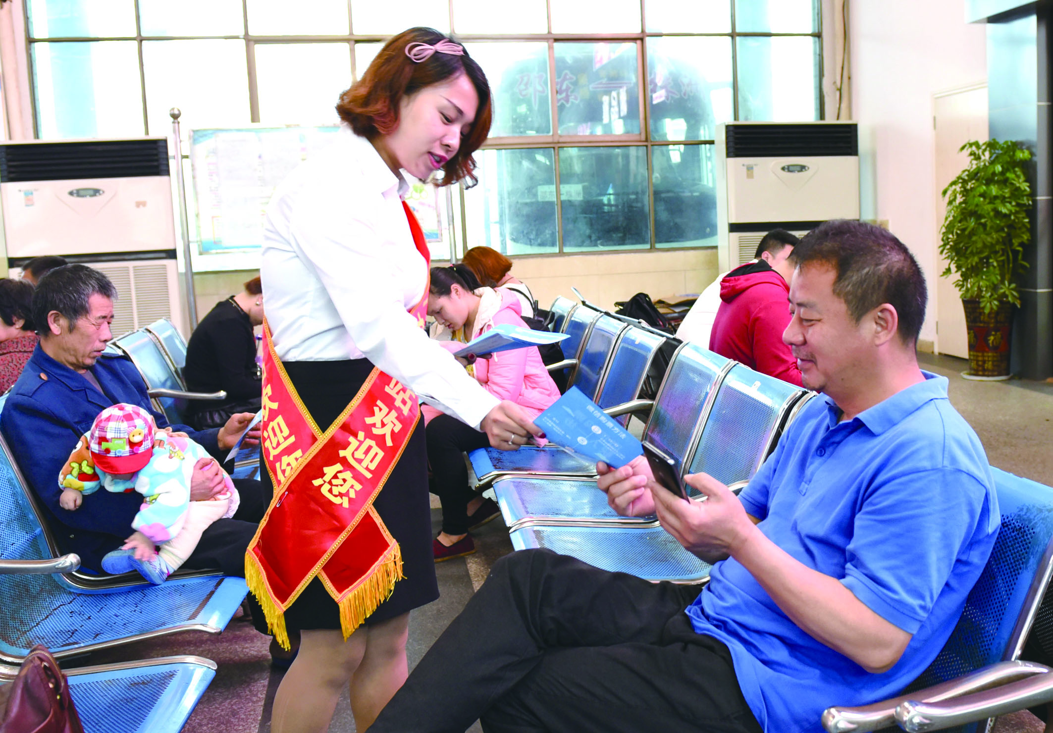 4月21日，邵東汽車西站工作人員在向旅客推介互聯(lián)網(wǎng)+站+車+客平臺的推廣應(yīng)用與購票實名制宣傳。