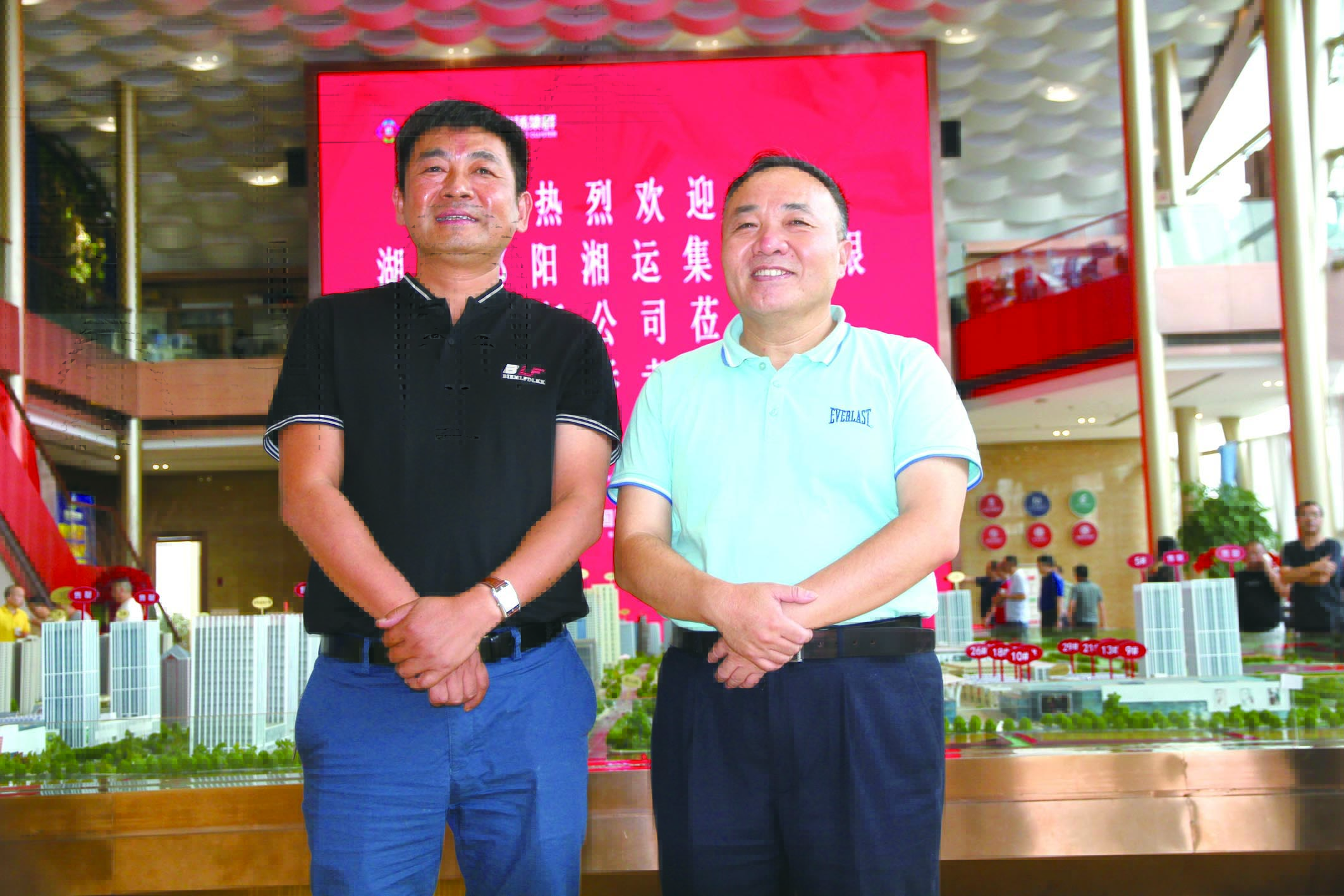 傅勝龍董事長（右）在長沙會見王宏波董事長（左）。