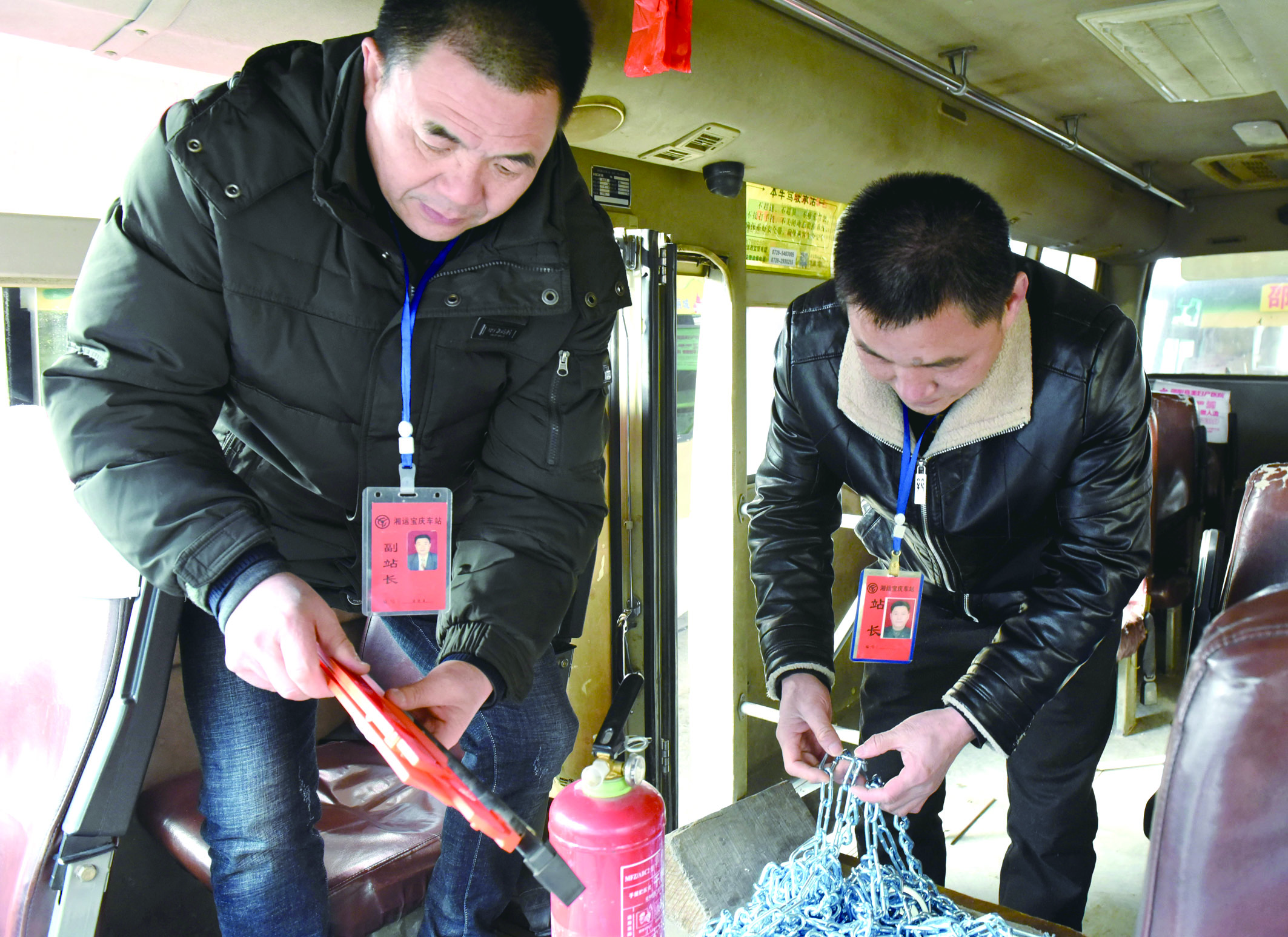 2月8日，市寶慶汽車站工作人員正在營運車上檢查應(yīng)急設(shè)施及器材是否齊全有效