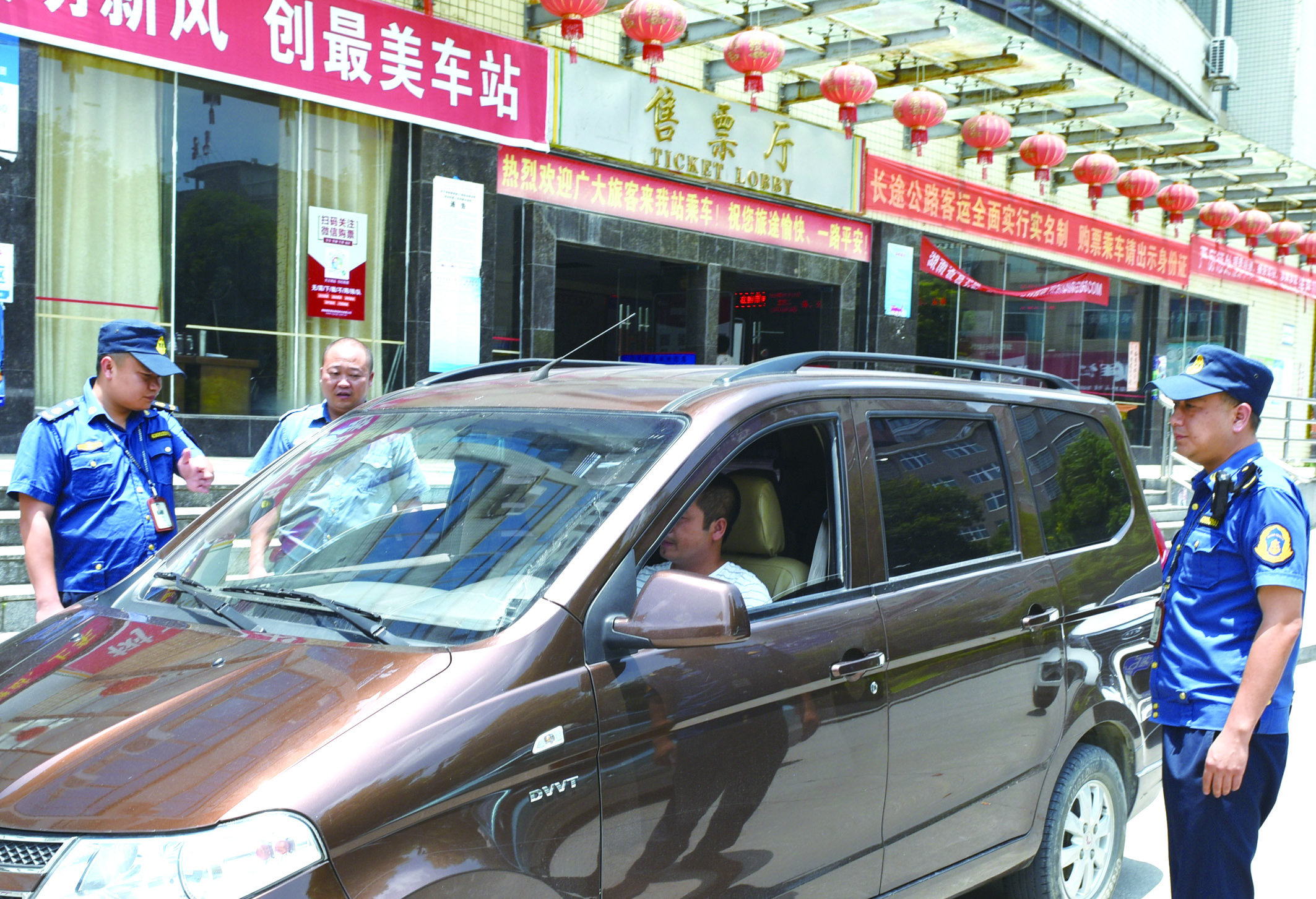 7月10日，洞口縣黃橋鎮(zhèn)副鎮(zhèn)長(zhǎng)謝揚(yáng)標(biāo)（右）在黃橋汽車站檢查營(yíng)運(yùn)客車安全檢查情況。近段時(shí)間以來(lái)，黃橋汽車站全面排查交通安全等方面存在的安全隱患，并及時(shí)予以整改到位，做到防患于未然，確保安全生產(chǎn)工作萬(wàn)無(wú)一失。據(jù)了解，今年上半年已消除交通安全隱患10余起。  李祖冠    攝影報(bào)道 